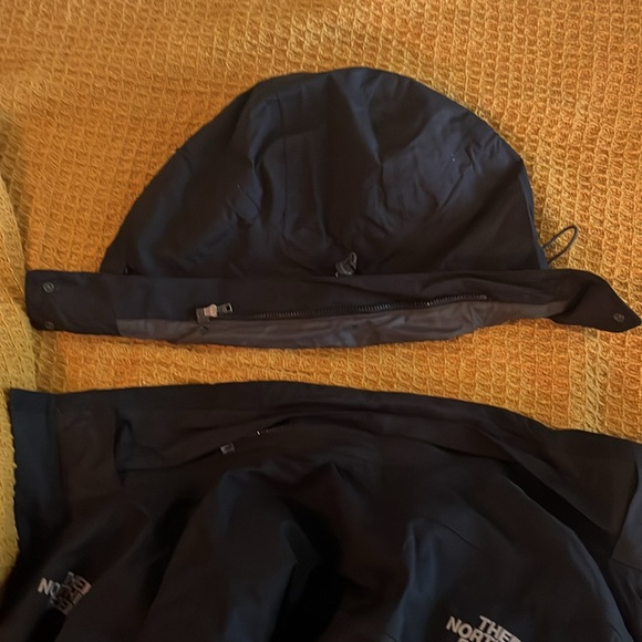 The North Face Men’s Outer Shell Jacket - Versatile and Durable - Picture 5 of 5